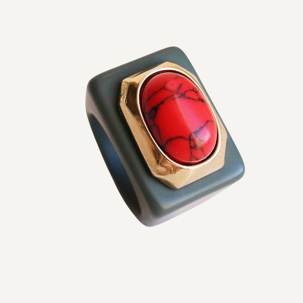 Anillo mujer verde botella con howlita roja