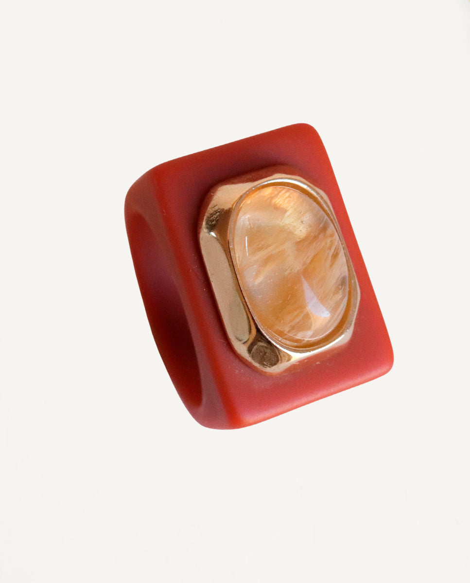 Anillo grande terracota de Émolo con piedra ovalada color miel veteada y engaste dorado