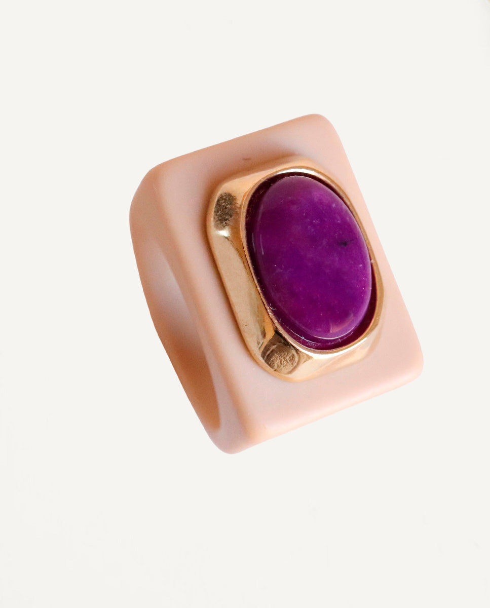 Anillo grande rosa claro de Émolo con piedra ovalada violeta y engaste dorado