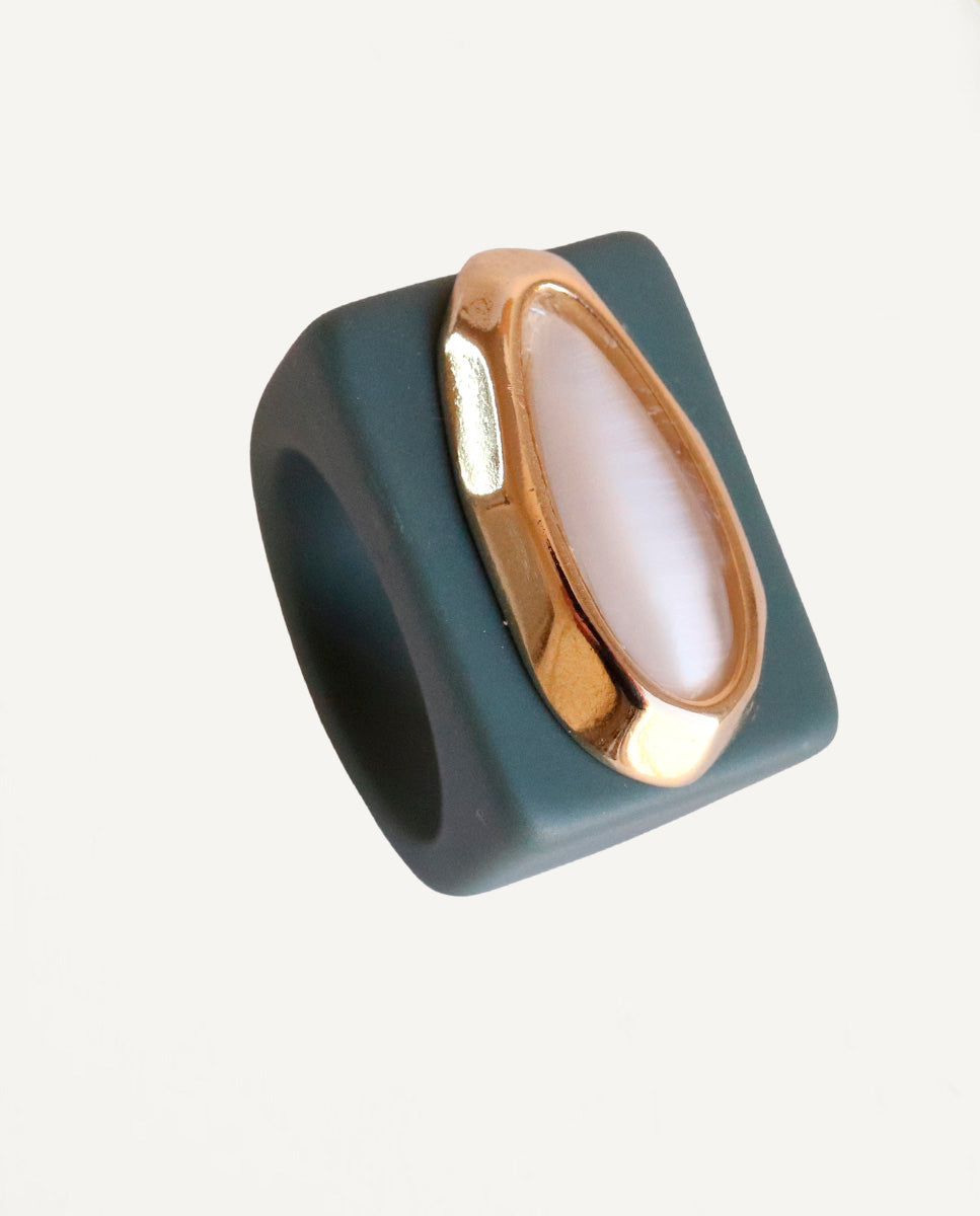Anillo oversize verde botella con selenita blanca — Émolo