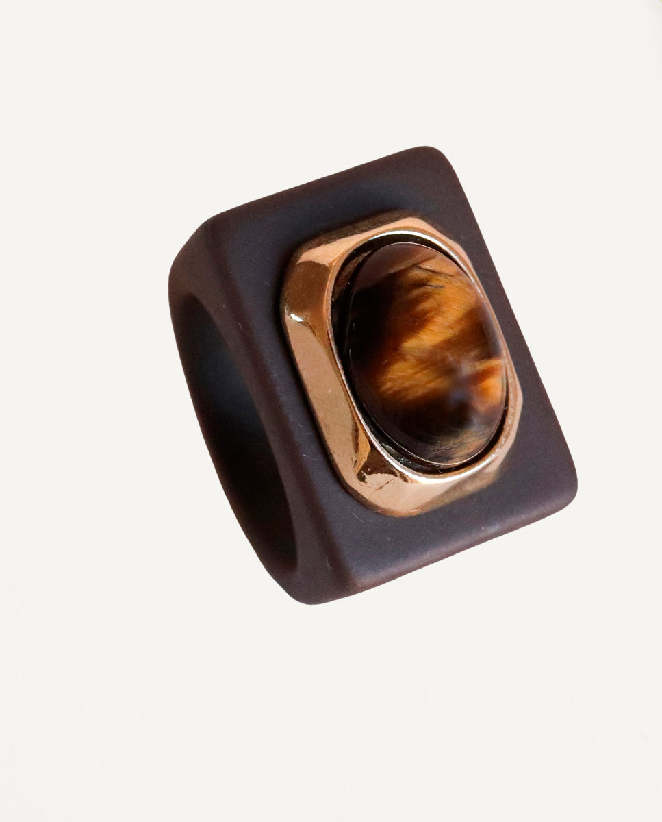 Anillo grande marrón chocolate de Émolo con piedra ovalada de vetas doradas y engaste dorado