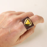 anillo marrón con piedra amazonita color amarillo