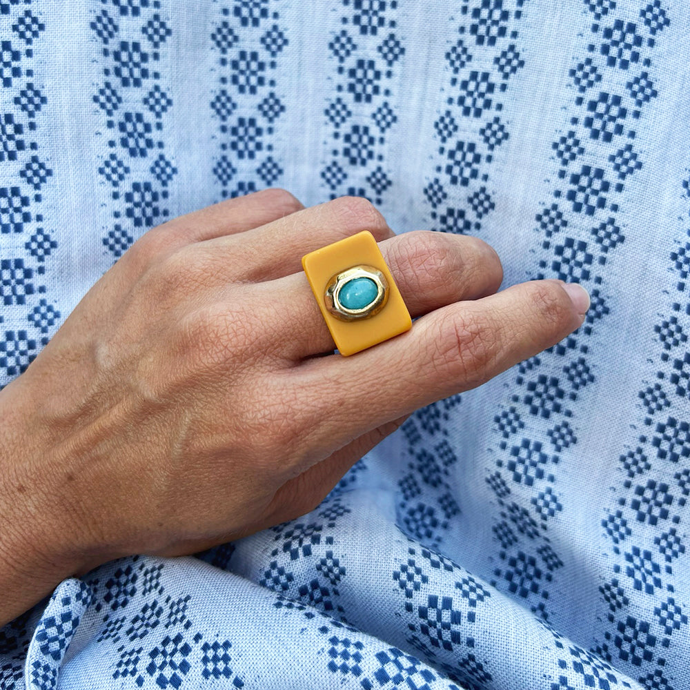 Anillo grande color mostaza turquesa