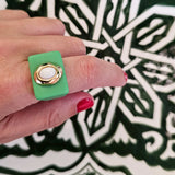Grande bague verte avec porcelaine blanche