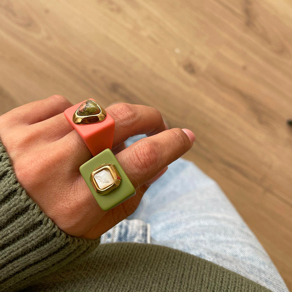 Anillo para mujer color coral unakita