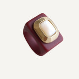 Anillo grande burdeos con madreperla