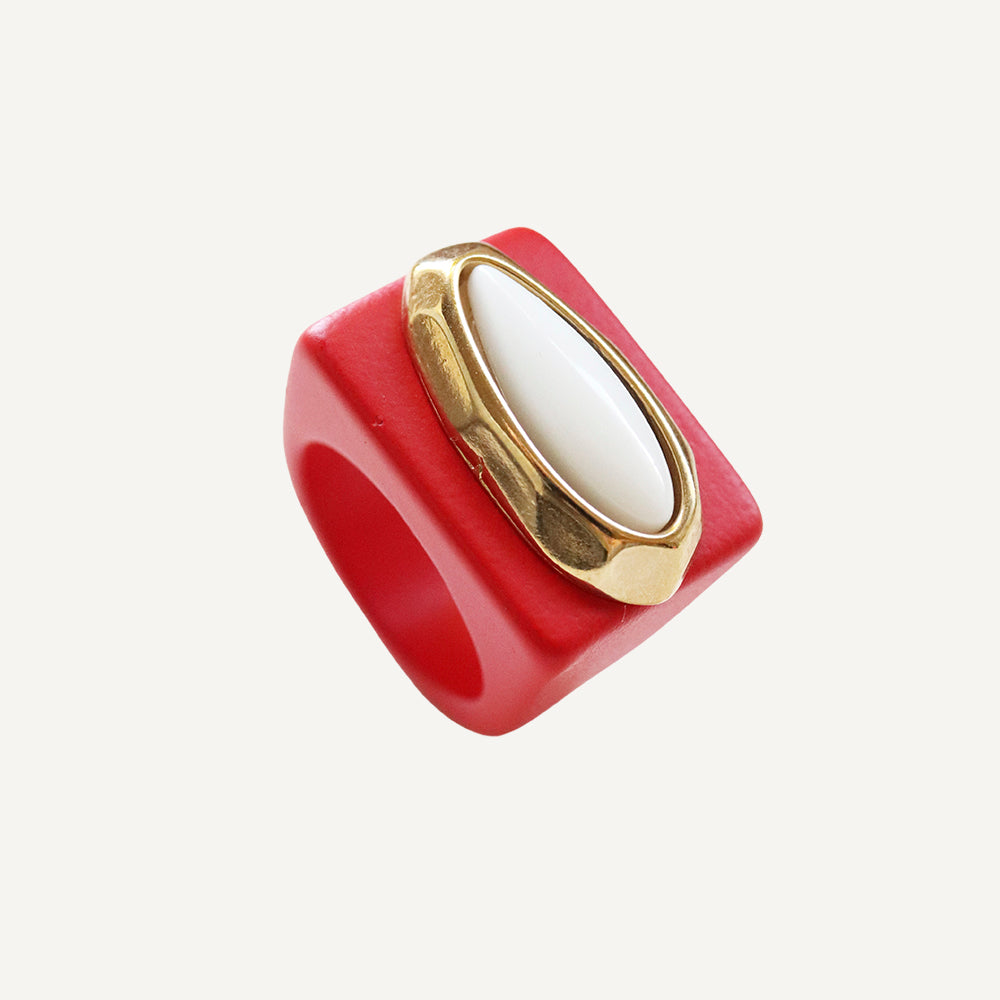 anillo grande rojo con piedra porcelana blanca