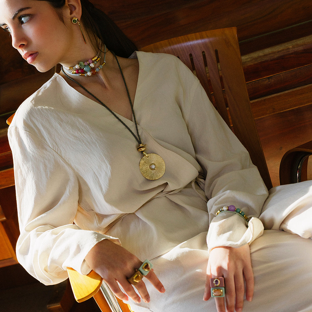 Close-up of the BAVARO short necklace: natural stones, river pearl and gold plating