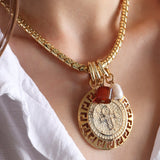 Collar corto para mujer con pieza circular y piedra natural con perla