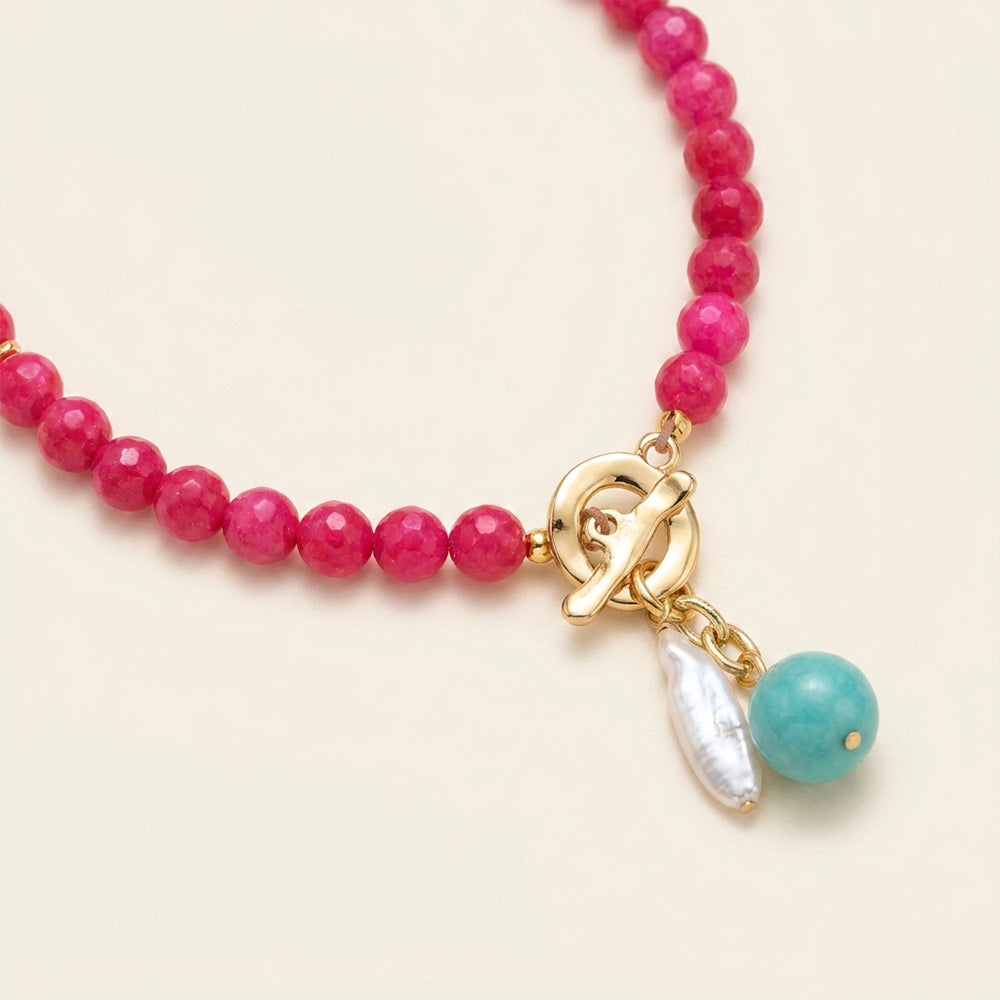 Détail du collier court BAVARO fuchsia, pierres naturelles facettées et perle