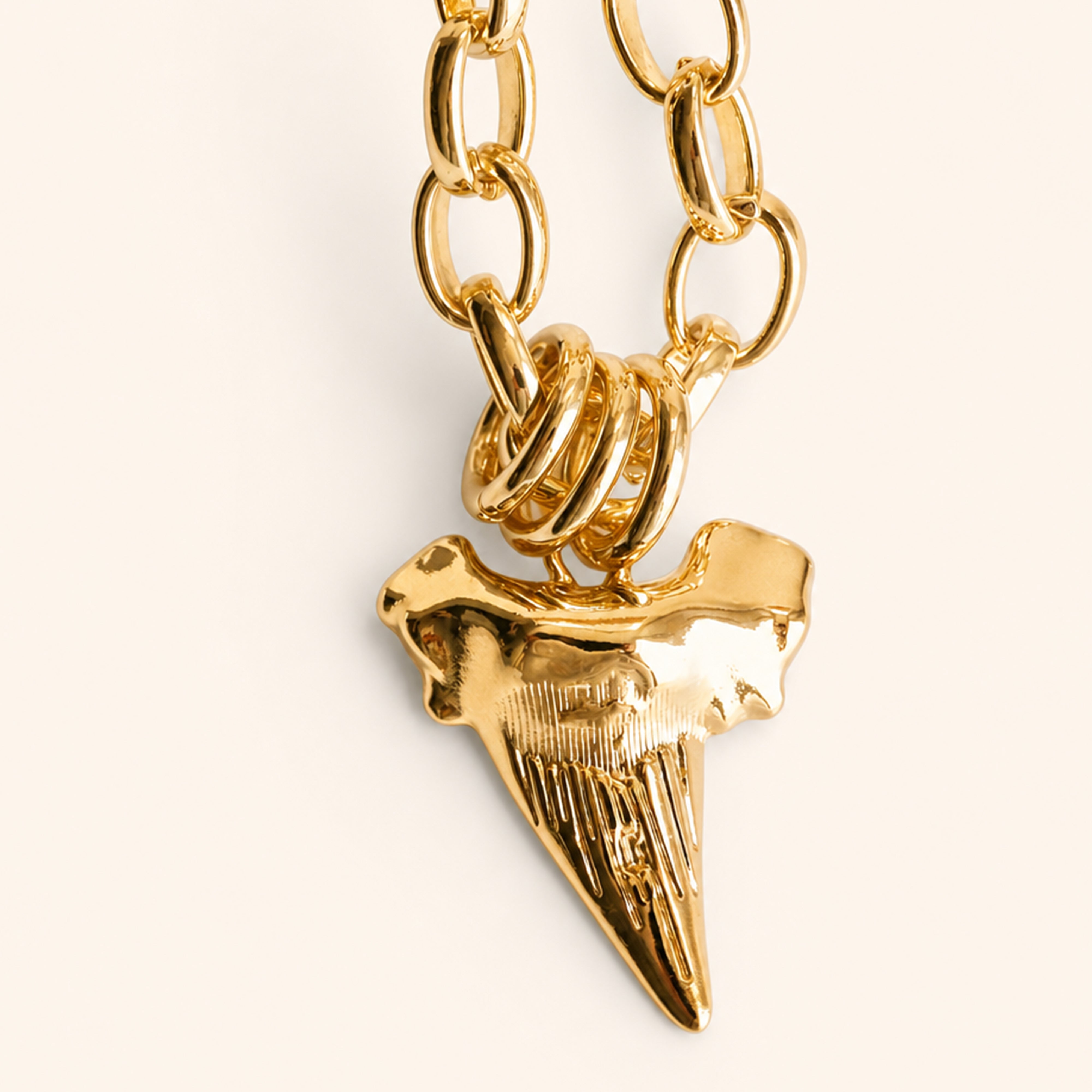 Detalle del colgante diente de tiburón bañado en oro del collar MEVAK Aby - Émolo