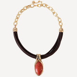Collar corto para mujer con cordón encerado y cadena dorada con piedra natural amazonita roja