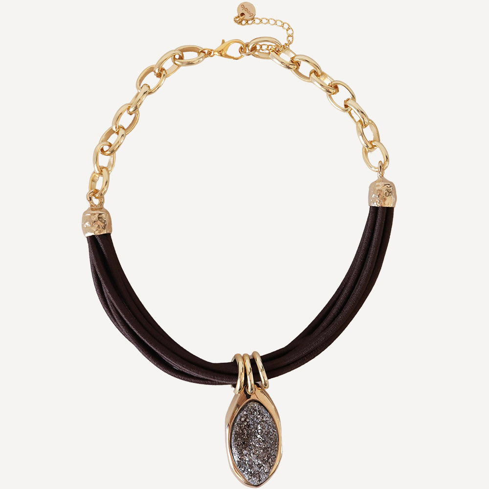 Collar corto para mujer con cordón encerado y cadena dorada con piedra natural drusa titanio