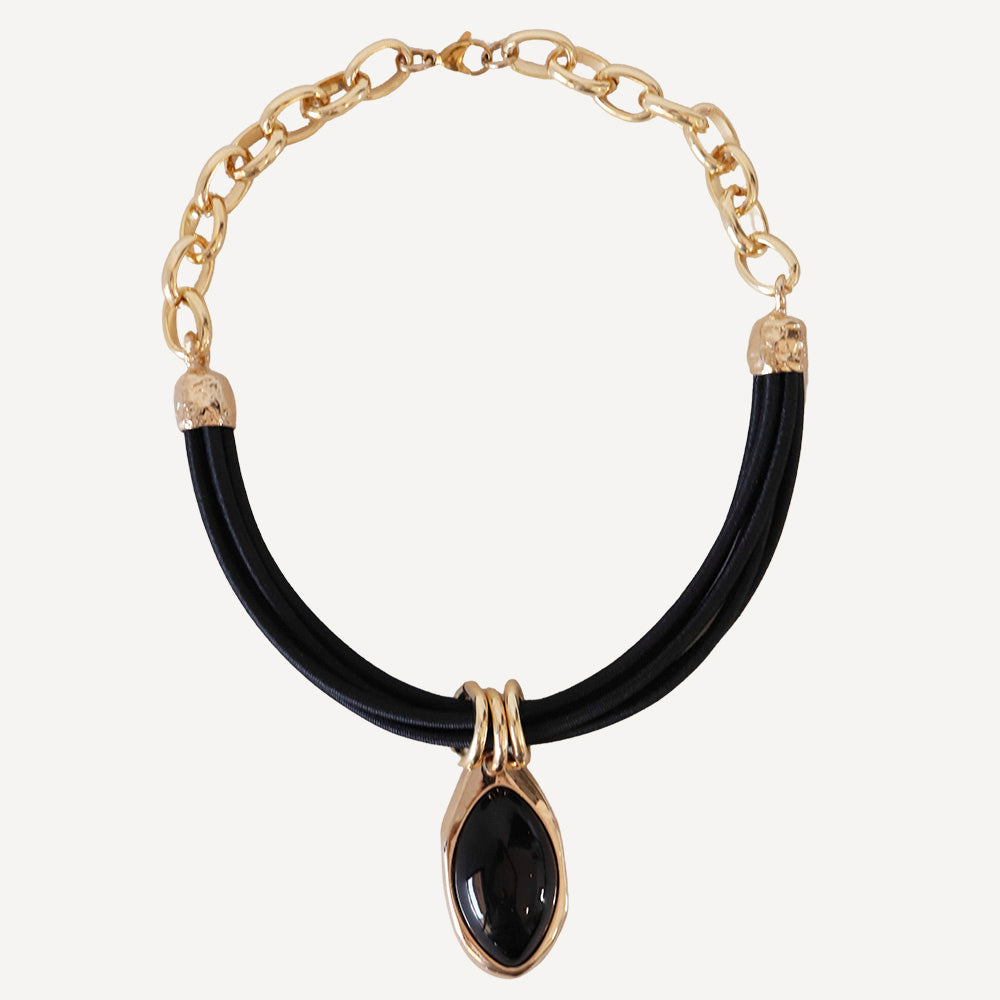 Collar corto para mujer con cordón encerado negro y cadena dorada con piedra natural onix