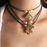 Collar elástico para mujer con perlas y pieza dorada central