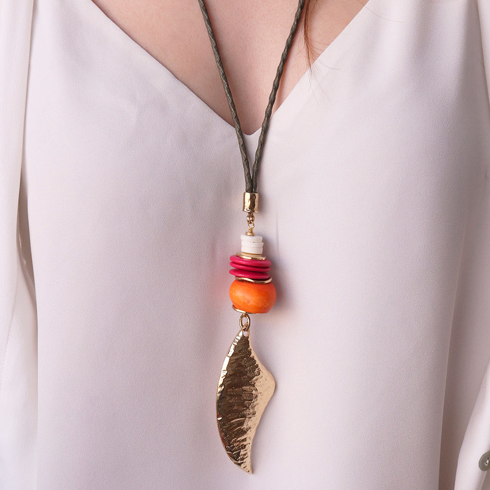 Collier long ajustable avec pendentif central en or