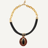 Collar corto para mujer color negro con cadena dorada y cordón premium