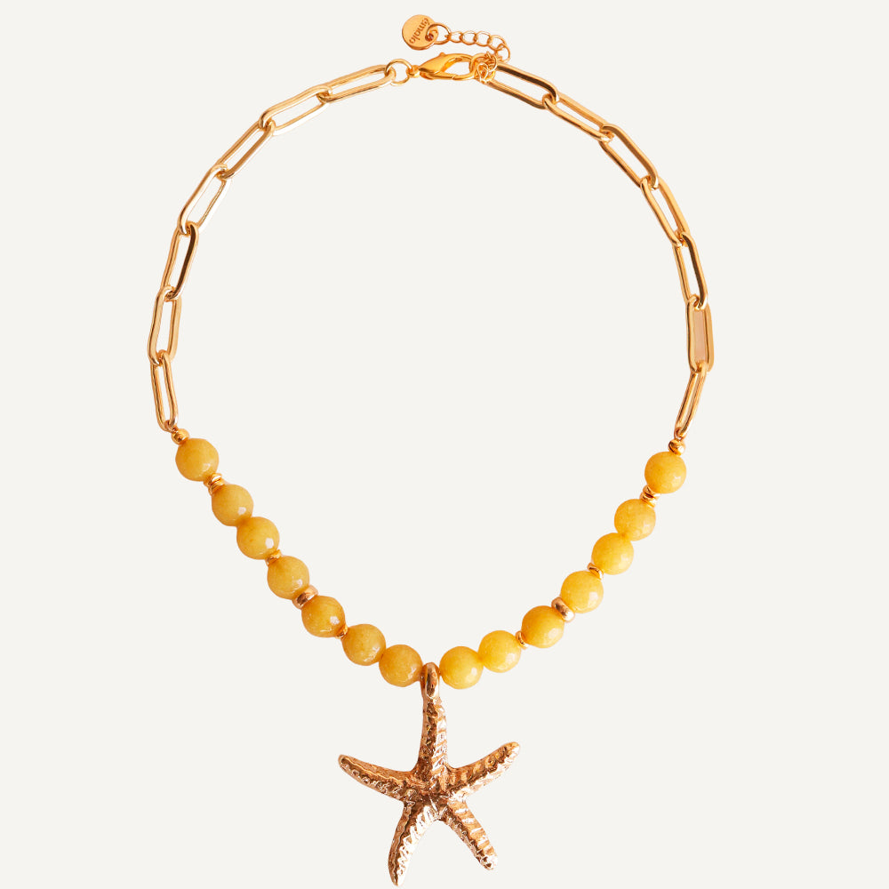 Collar Serenity amarillo de Émolo, piezas doradas con baño de oro y detalle de color