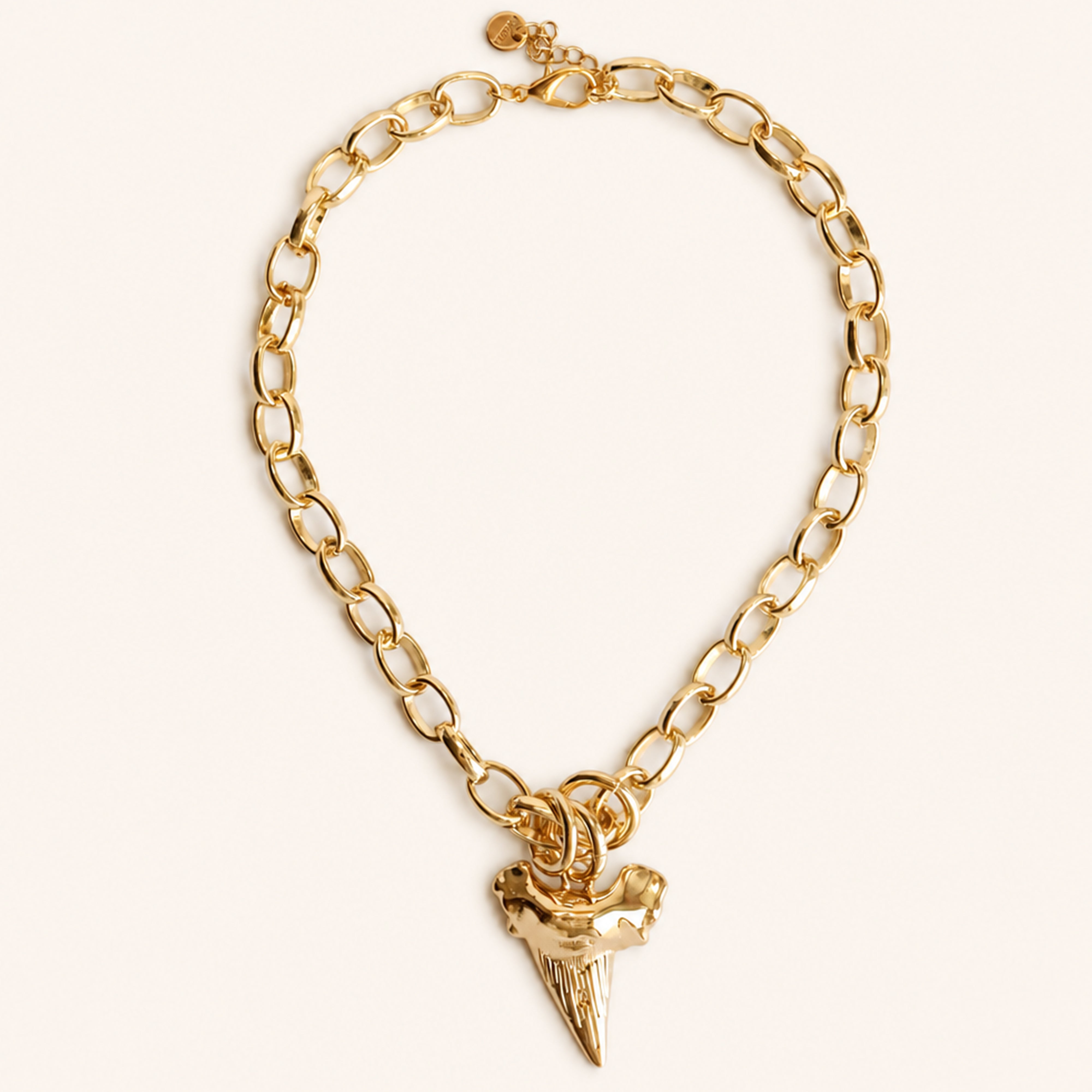 Collar MEVAK Aby con colgante de diente de tiburón bañado en oro sobre cadena dorada - Émolo