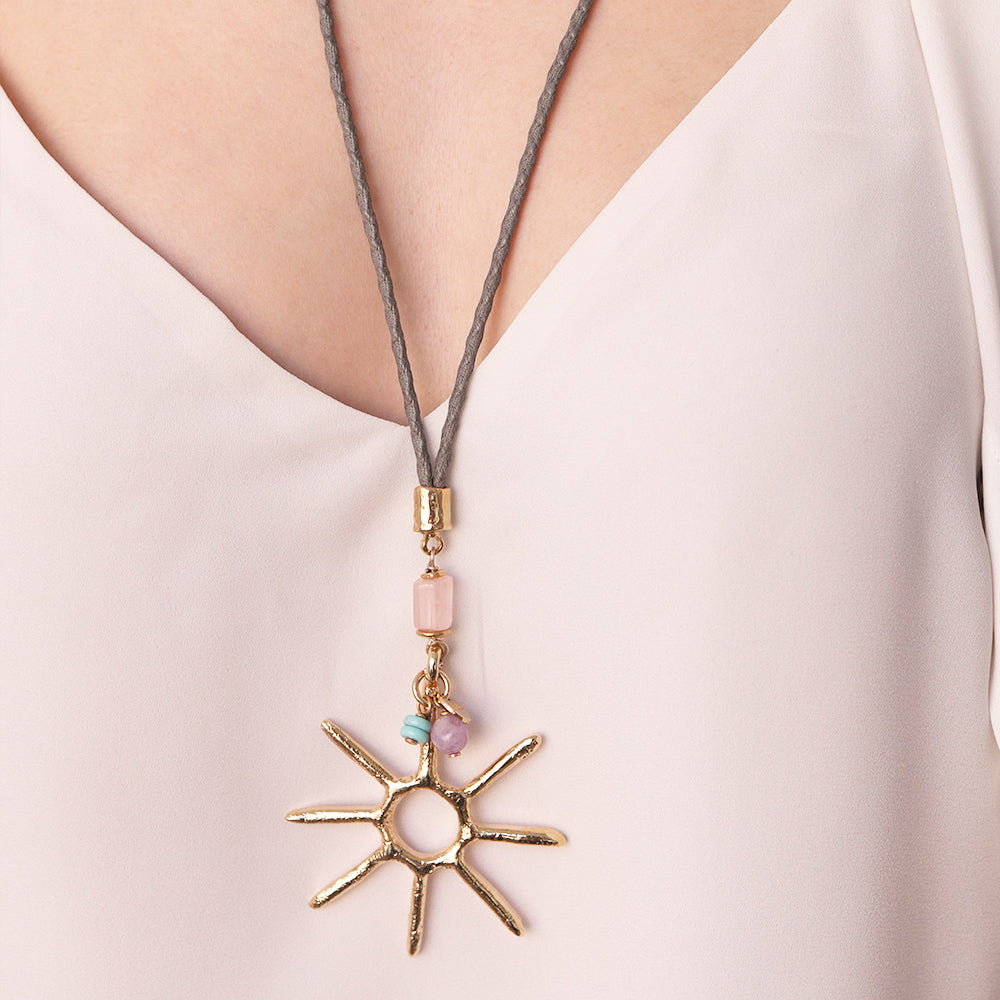 Collar largo ajustable con sol dorado y piedra natural cuarzo rosa