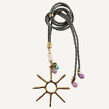 Collar largo para mujer con sol dorado y piedra natural