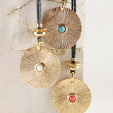 Collares largos ajustables para mujer con pieza circular dorada y piedras naturales