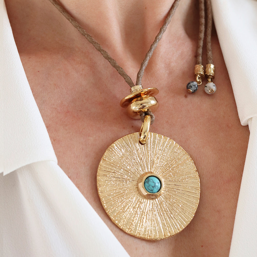 Collar largo ajustable para mujer con pieza dorada y piedra turquesa