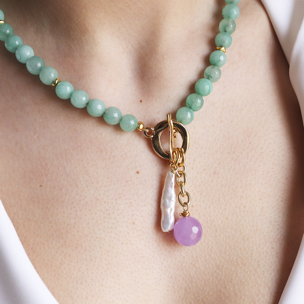 BAVARO short necklace in aqua green, natural stones and river pearl, gold plating