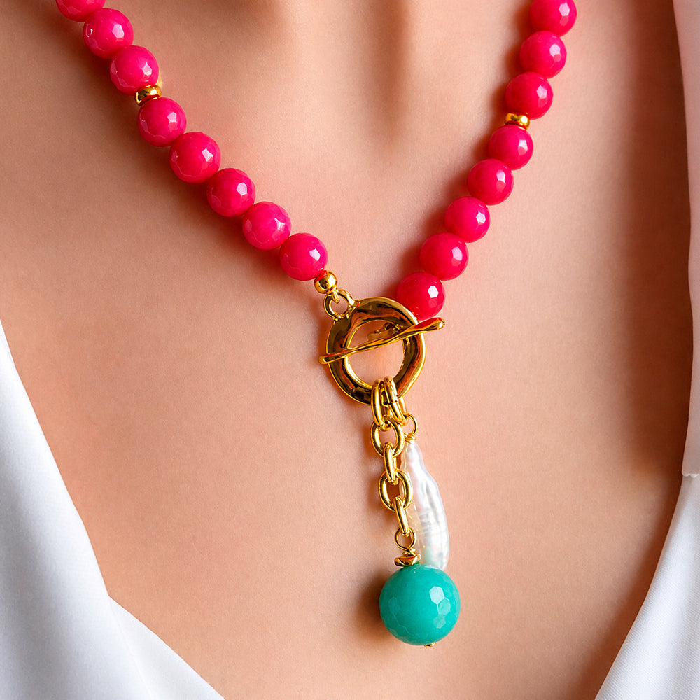 Mannequin portant le collier court BAVARO fuchsia, pierre naturelle et perle