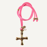 Collar ajustable con seda elástica color fucsia con cruz dorada
