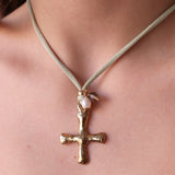 Collar ajustable con seda elástica con cruz dorada y perla