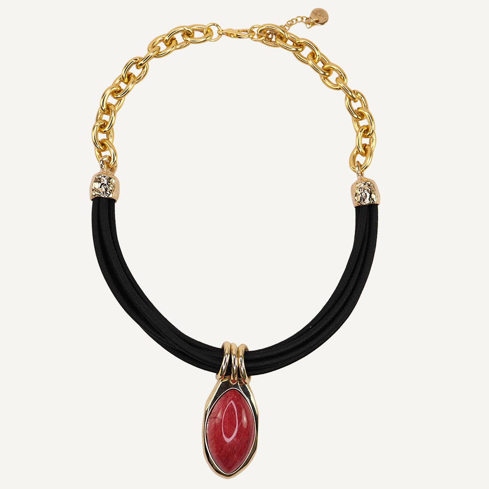 Collar corto para mujer con cordón encerado negro y cadena dorada con piedra natural amazonita roja