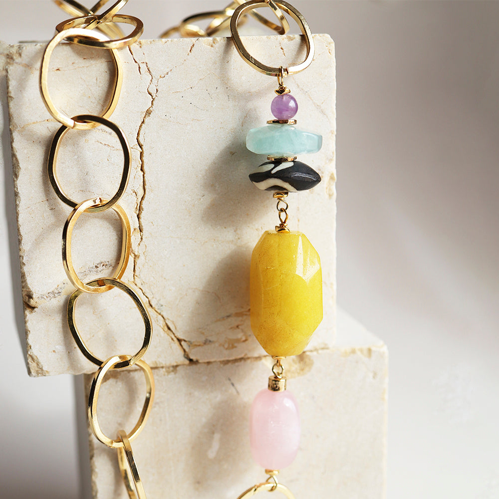 Collar largo para mujer cadena dorada de latón y piedras naturales