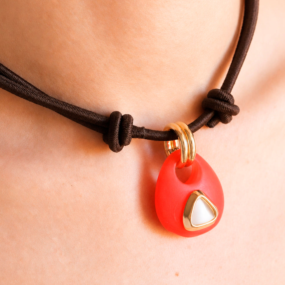 Collar corto Saira Mármol Summer color rojo en modelo — Émolo