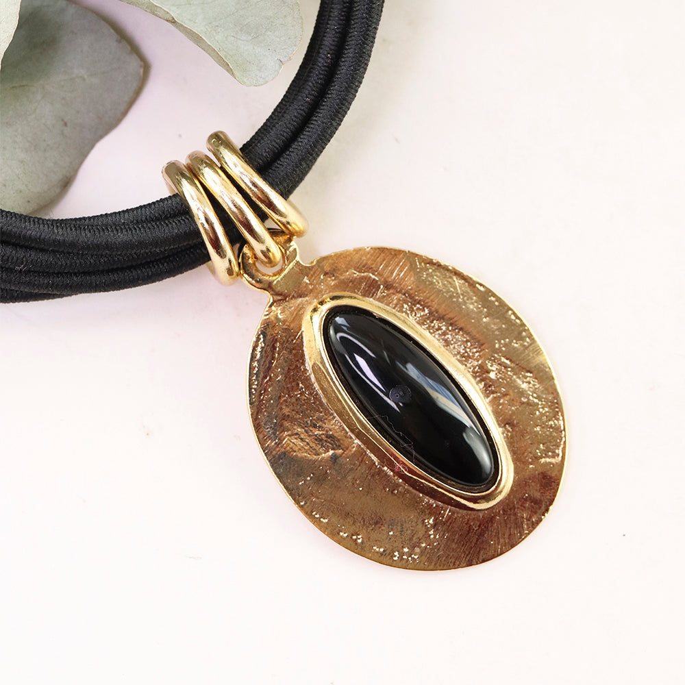 Collar corto para mujer con pieza dorada y piedra natural negra