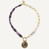 Collar corto cadena de eslabones dorada y piedras amatistas para mujer