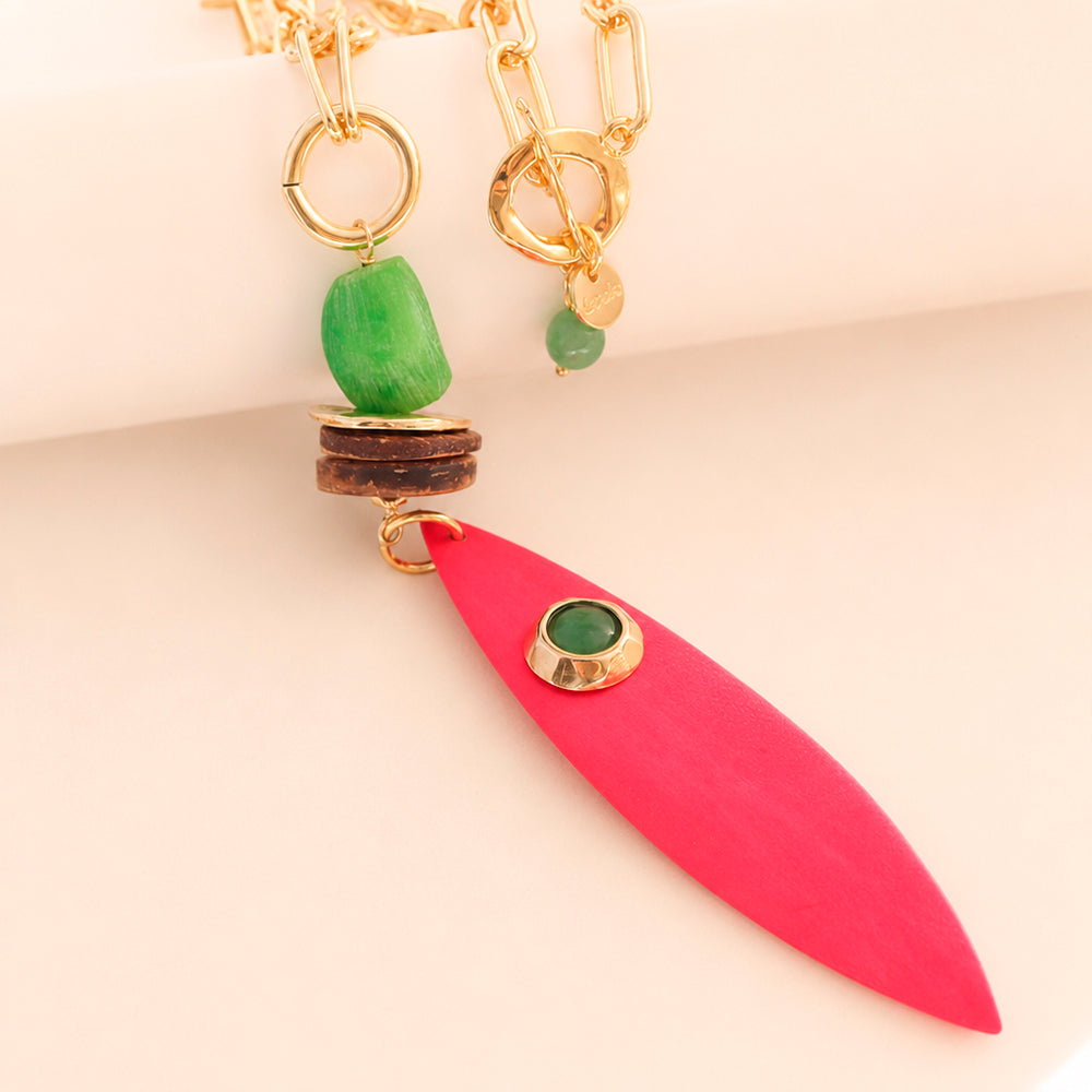 Collar largo de cadena Saira en fucsia-verde, detalle artesanal con piedras naturales — Émolo