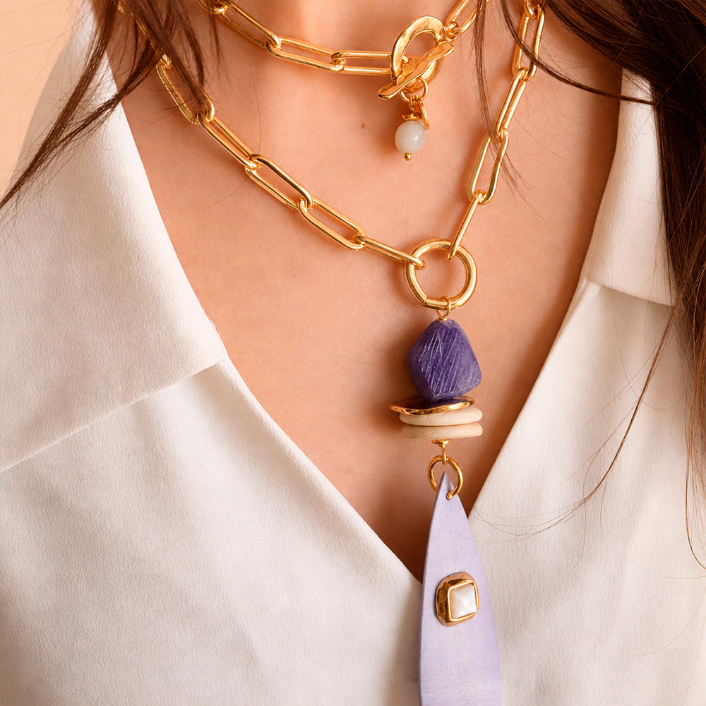 Collar largo de cadena Saira en lila-madreperla con piedras naturales — Émolo