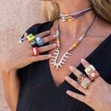 Anillo mujer coral con piedra natural sodalita