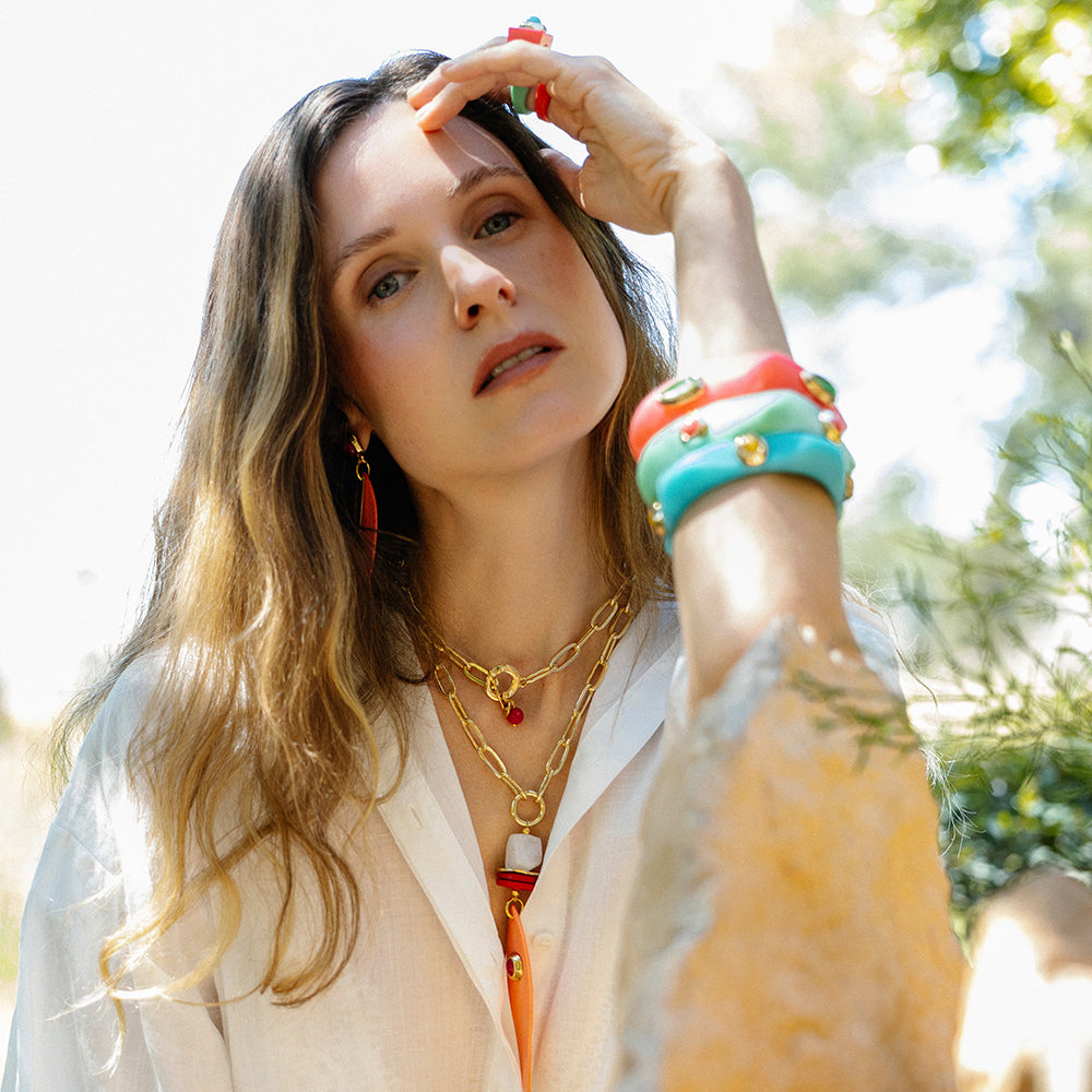 Conjunto Saira Summer en modelo: pendientes y collar largo de cadena a juego — Émolo
