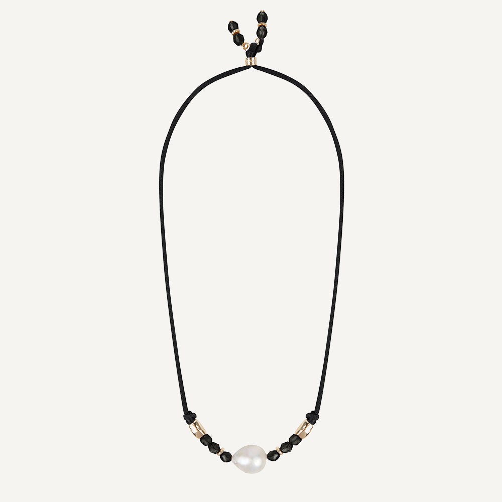 collar de cordón oscuro con cristales y perla