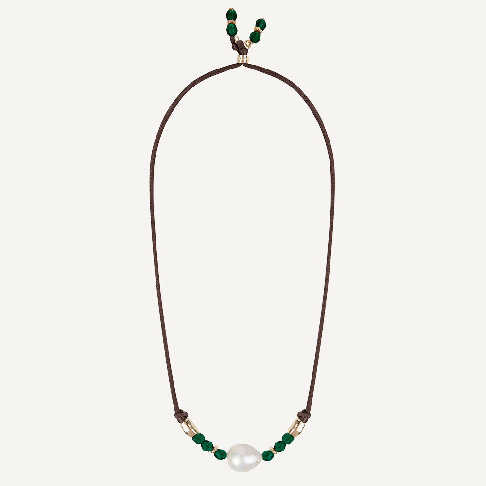 collar de cordón oscuro con cristales verdes y perla grande