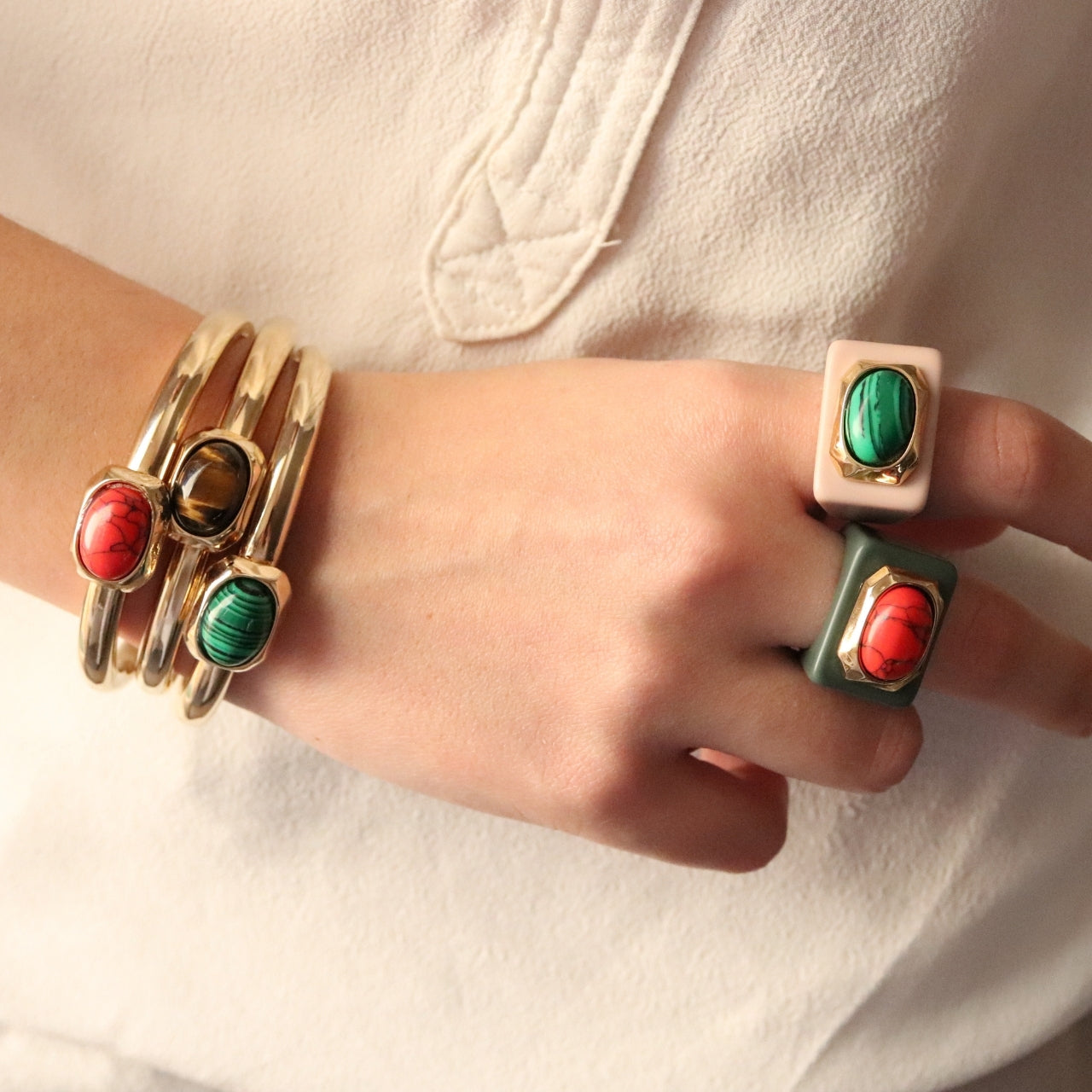 Anillo mujer verde botella con howlita roja