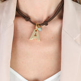 collar mrrón con colgante letra inicial grande