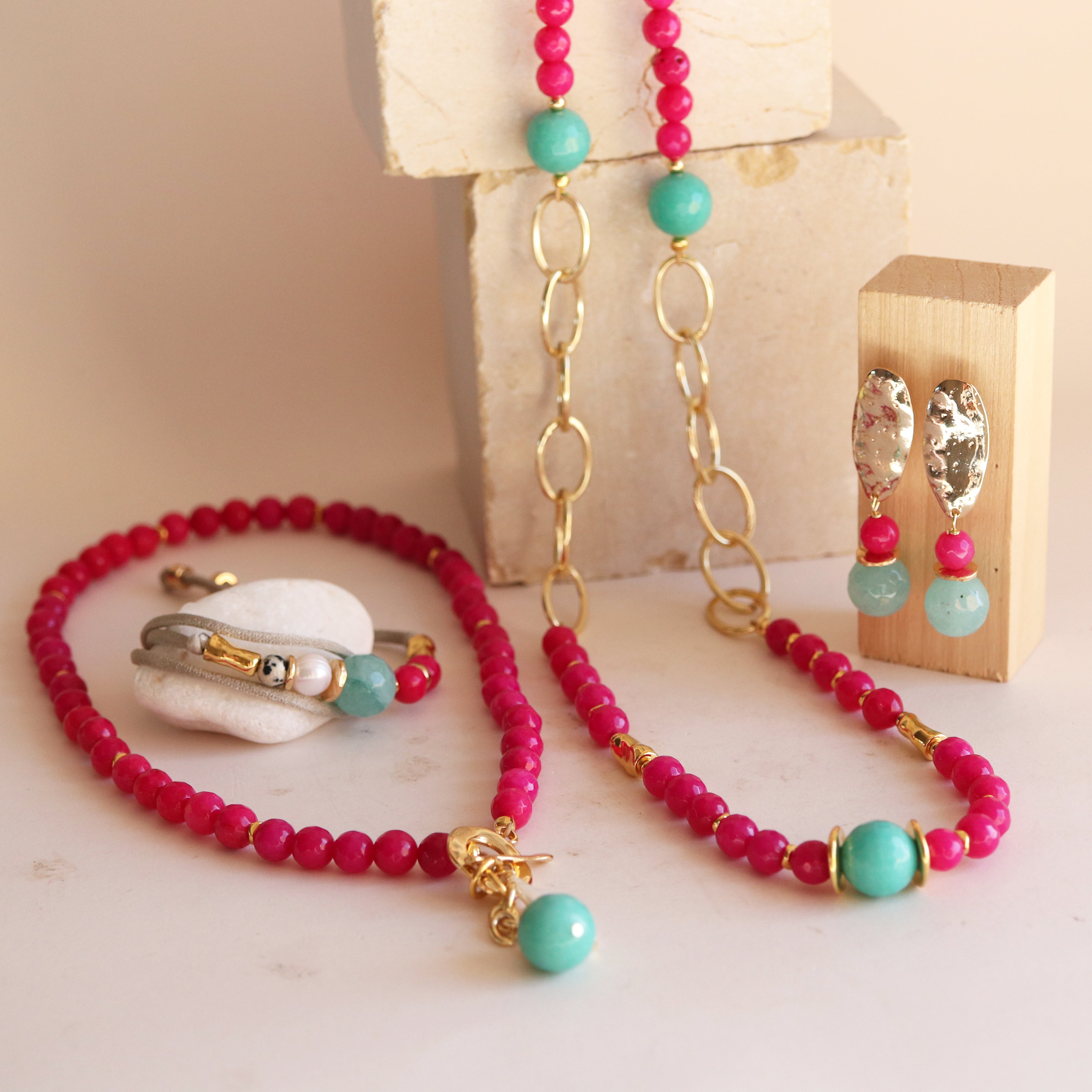 Close-up of the BAVARO earrings in fuchsia and turquoise, natural stones and hammered golden details