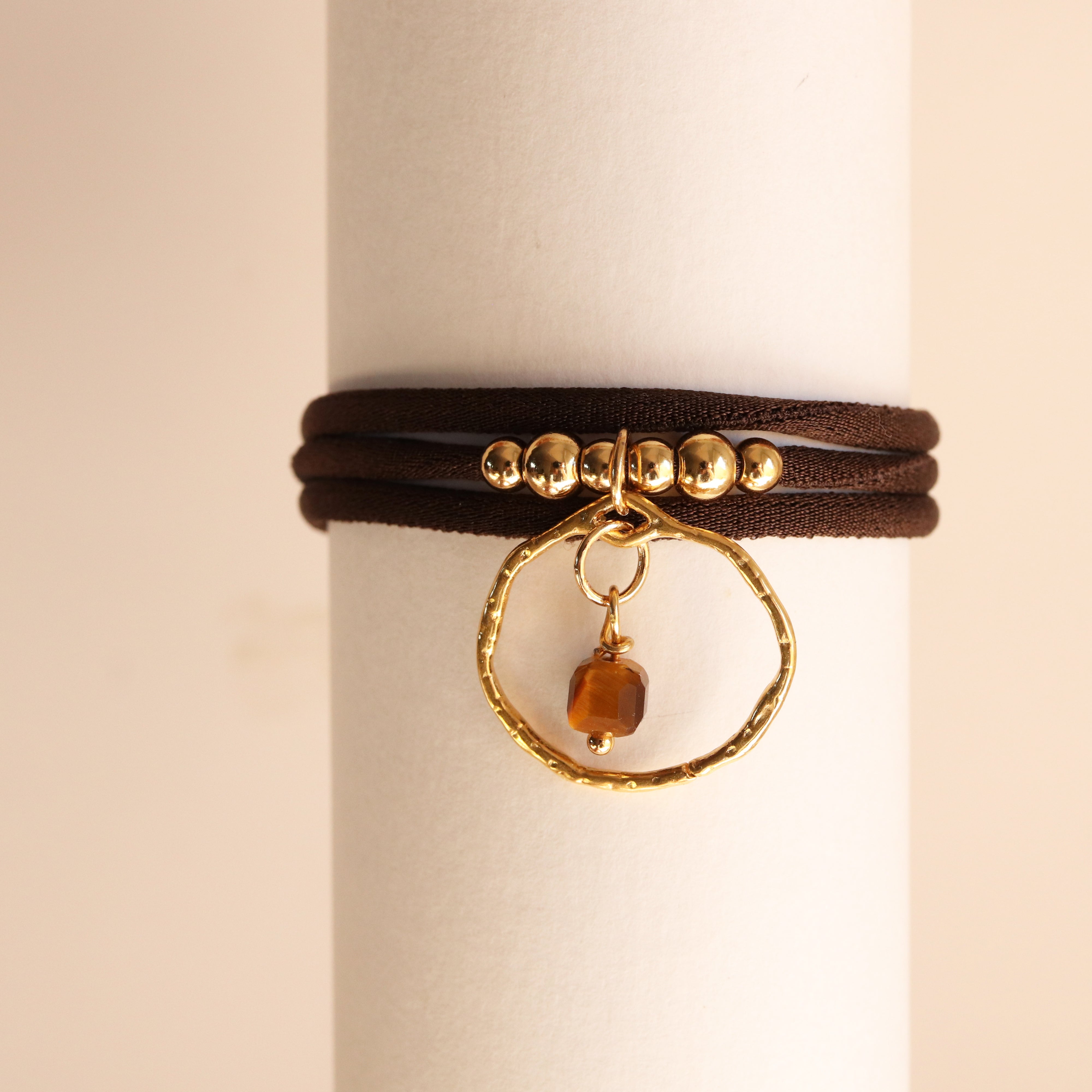 Detalle de las piedras naturales del collar NYAMAN Miz