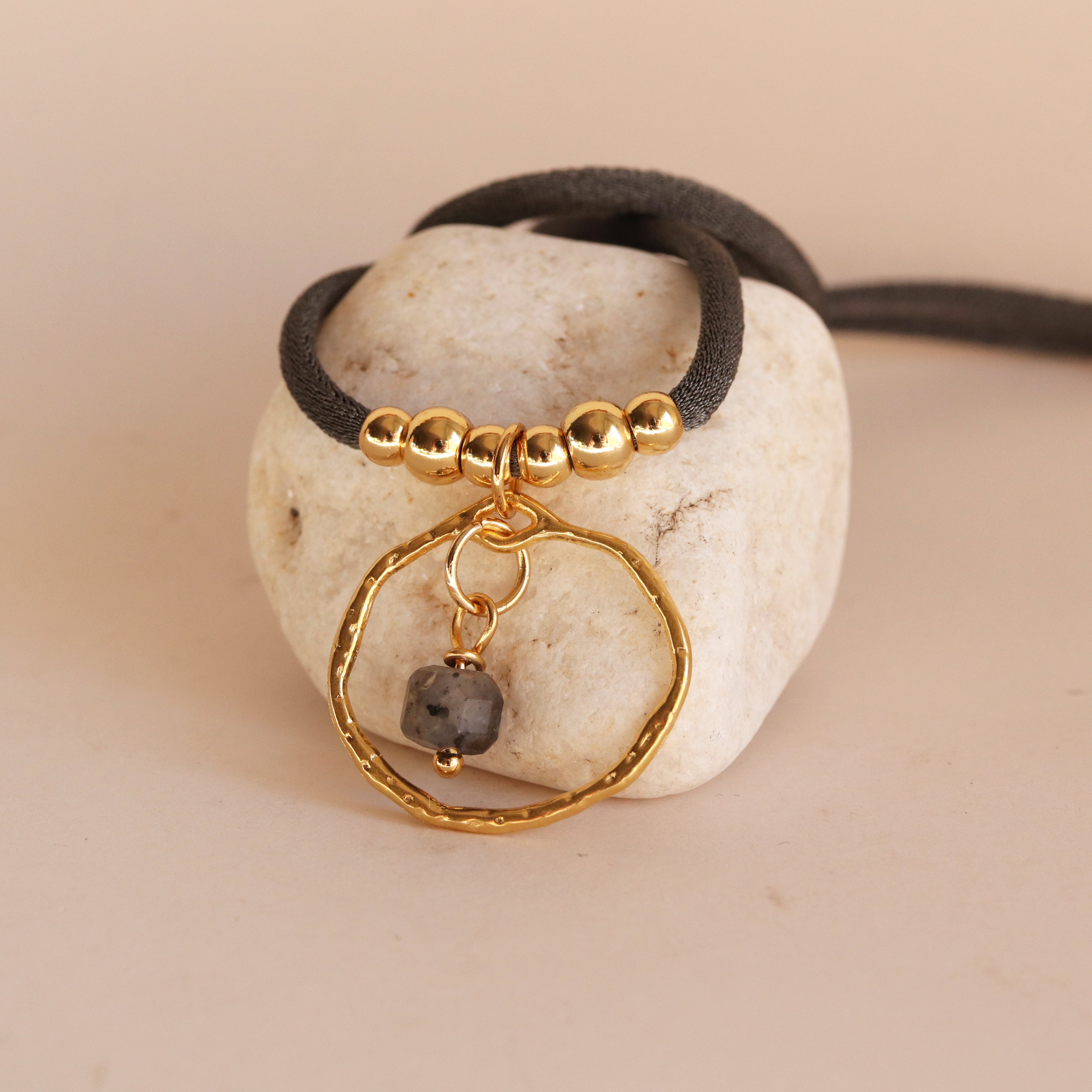 Collar NYAMAN Miz color gris con piedras naturales