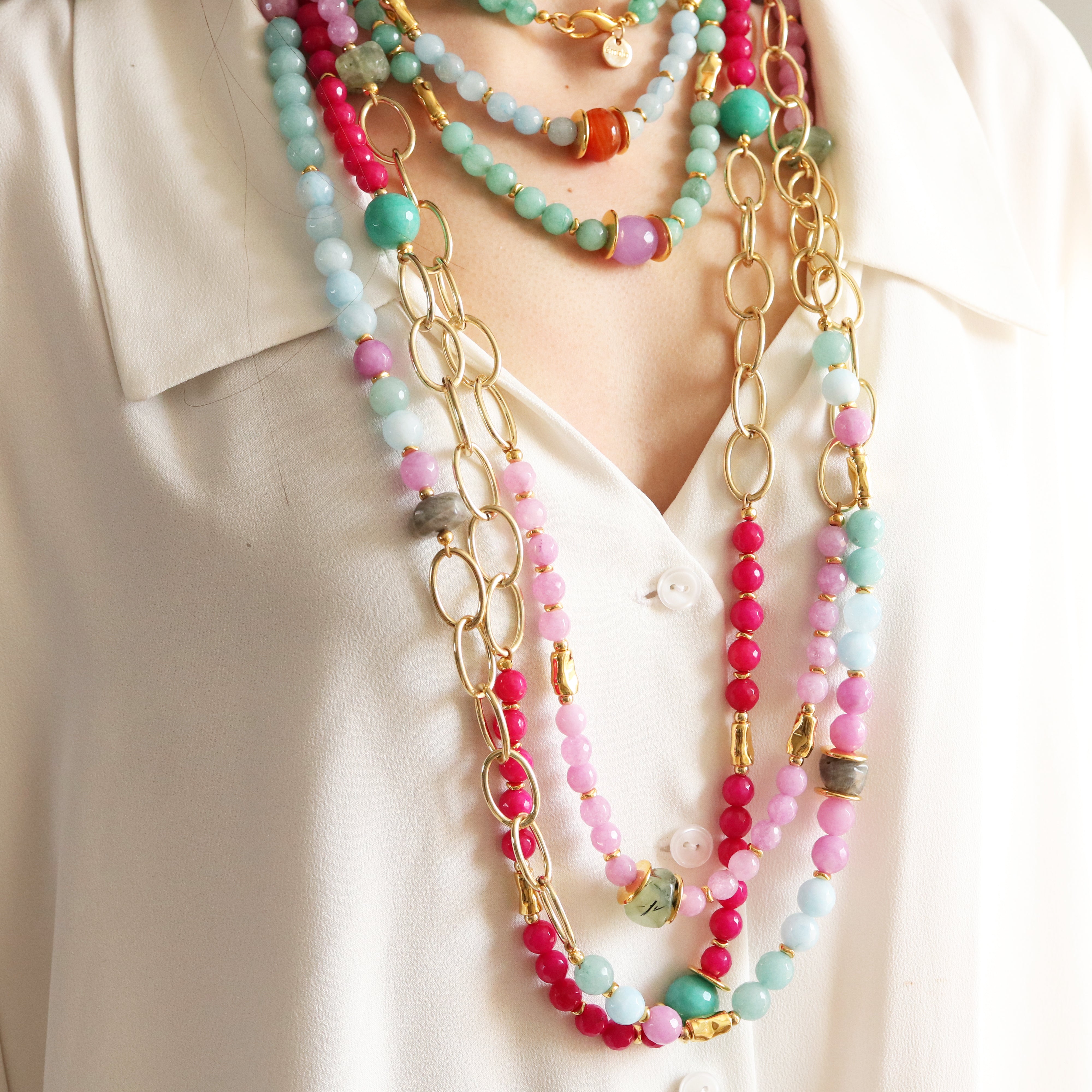 Détail du collier long BAVARO multicolore : pierres naturelles et plaqué or