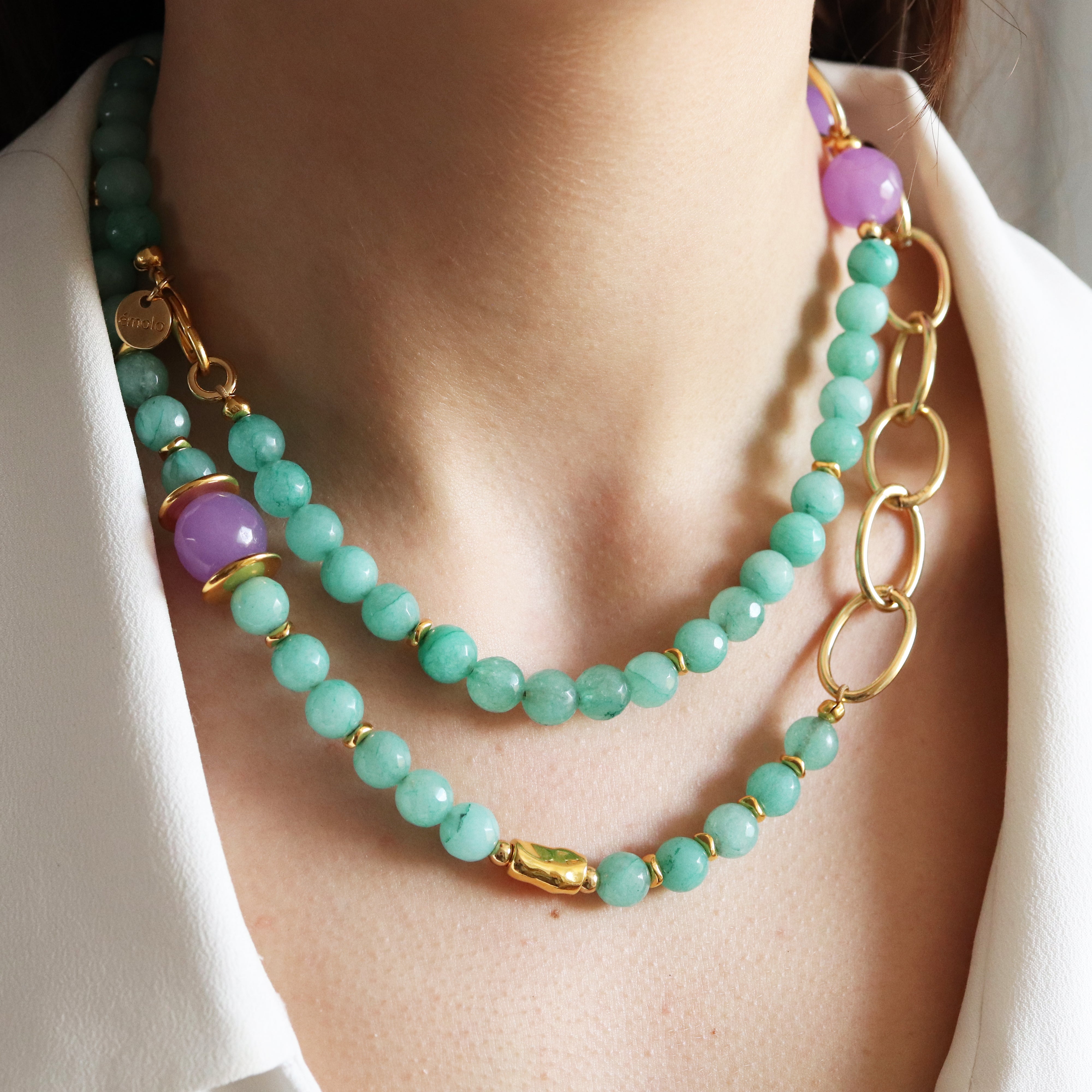 Collier long BAVARO vert d'eau, pierres naturelles et chaîne en laiton doré, fait main à Murcie