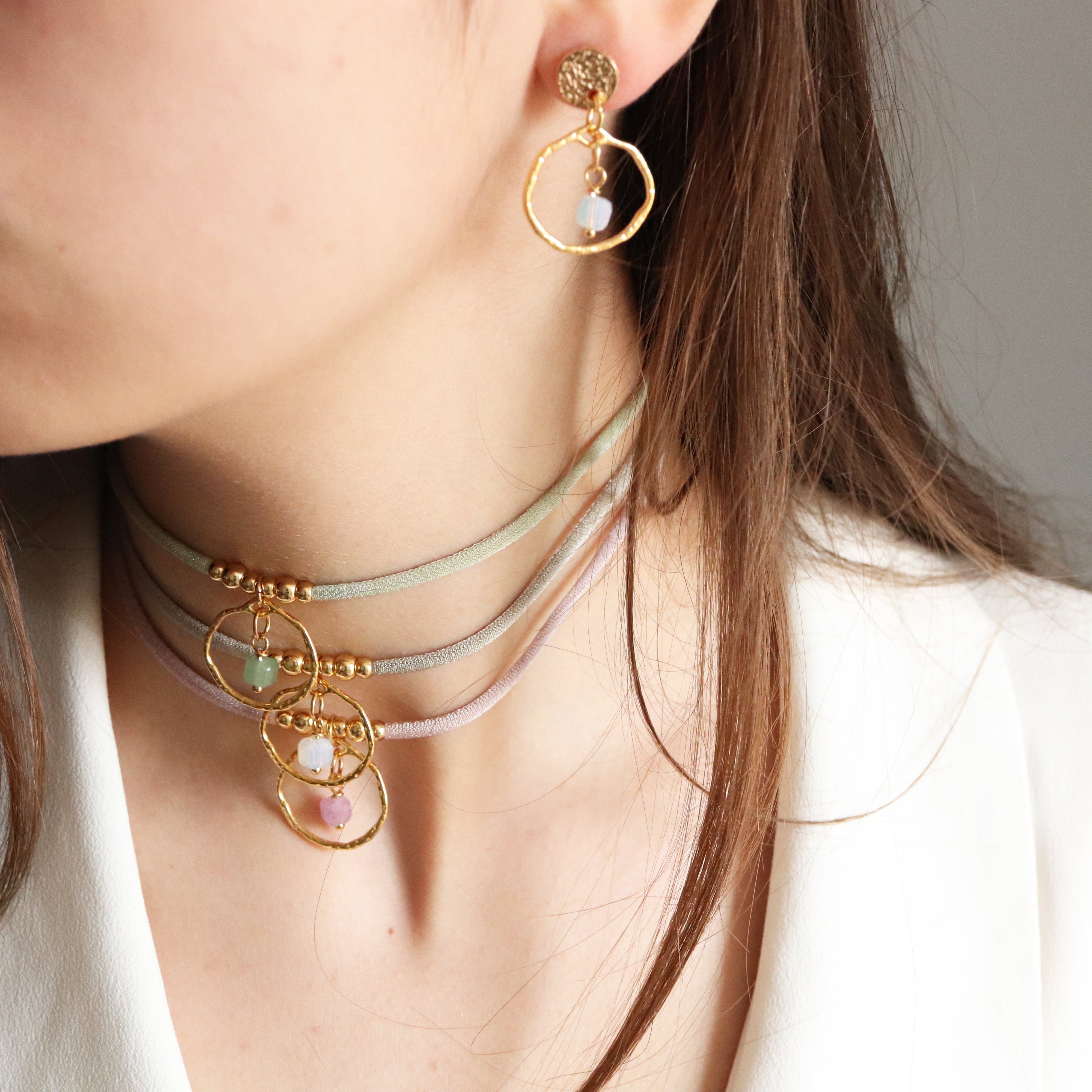 Detalle del cierre ajustable del collar NYAMAN Miz de Émolo